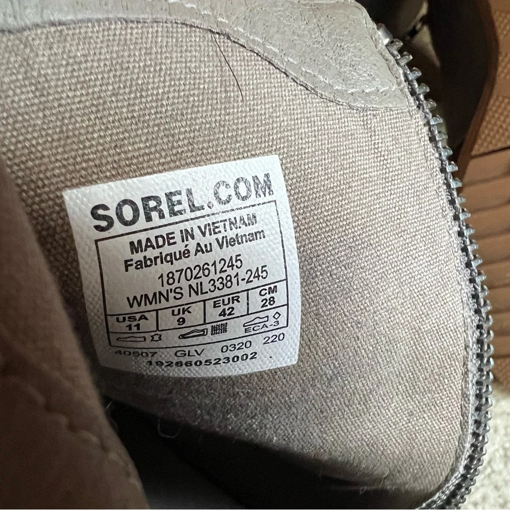 Like new Sorel olive green 2 inch boots. Great condition worn 3 times. - Picture 2 of 6